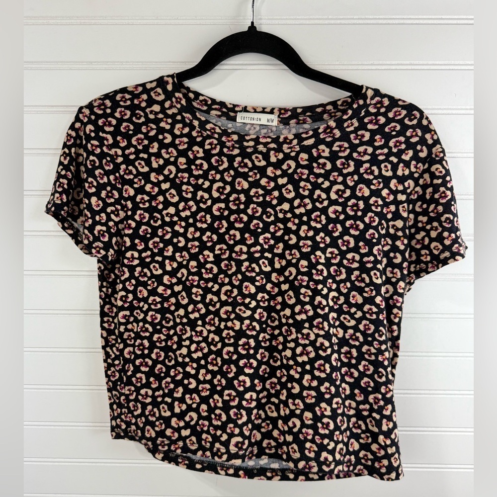Cotton On women’s black floral crop top tshirt. Size Medium